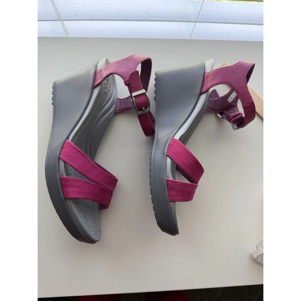 CROCS leigh cushioned platform